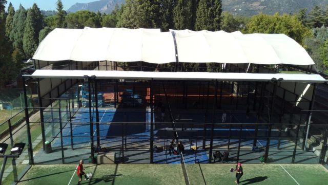 Campo da padel su terreno non edificabile: come fare