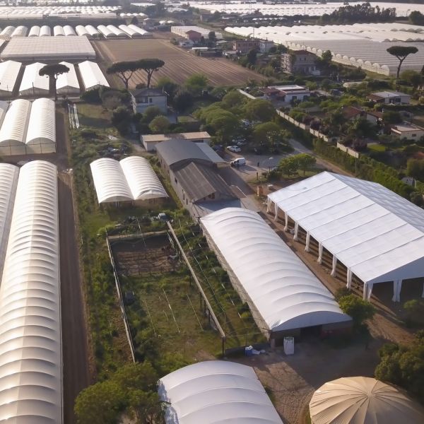 Costruire una tendostruttura su terreno agricolo: ci sono normative da rispettare?
