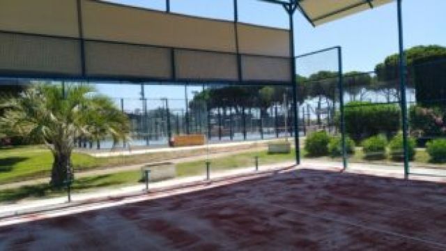 campo da padel in spiaggia