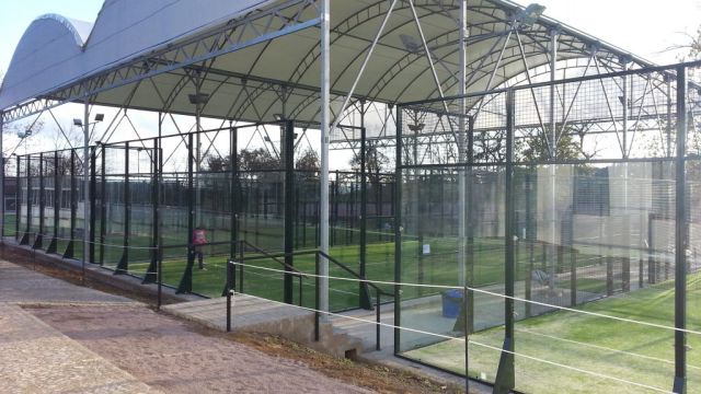 Coperture campo da padel in vetro: norme e montaggio