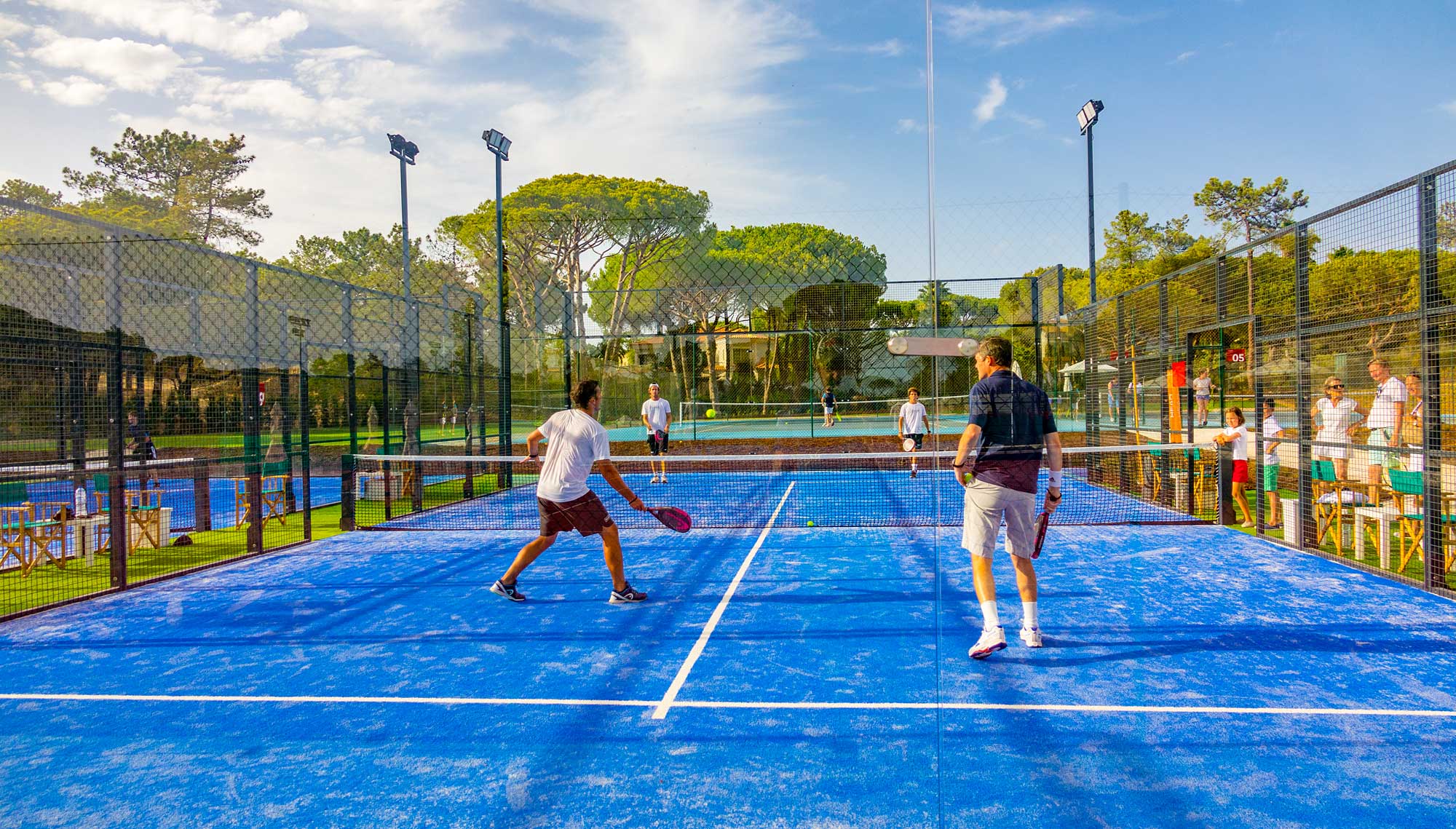 Copertura campo da padel: fissa, apribile o a cupola geodetica? Caratteristiche a confronto