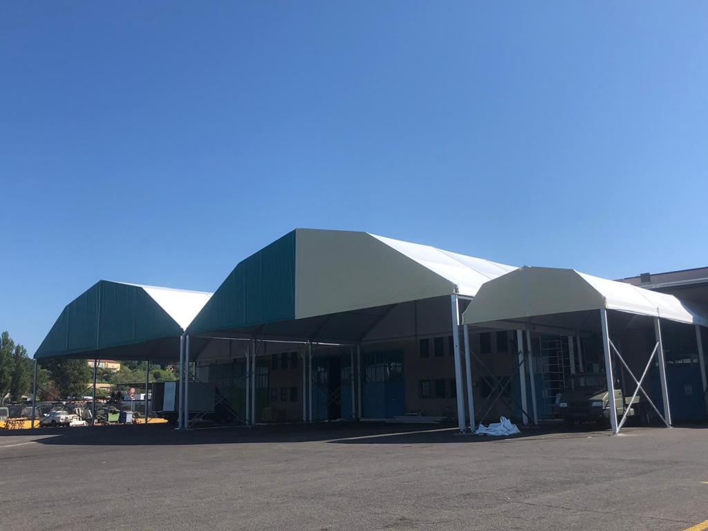 TENDOSTRUTTURA COLLEGATA AD EDIFICIO: LA SOLUZIONE IDEALE PER CAPANNONI TEMPORANEI