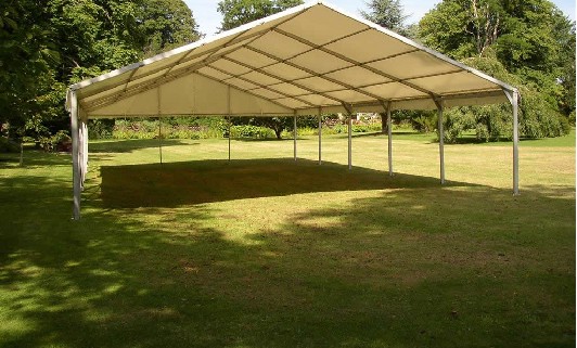 TENDOSTRUTTURA: TUTTA LA LEGGEREZZA DI UNA TENDA CON LA STABILITÀ DI UNA STRUTTURA PORTANTE.
