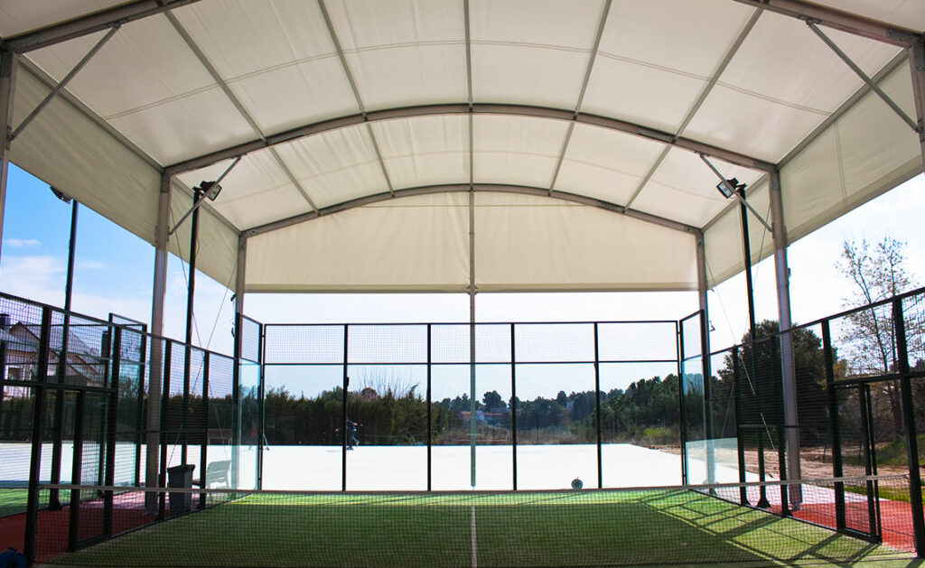 Altezza campo da padel indoor e outdoor