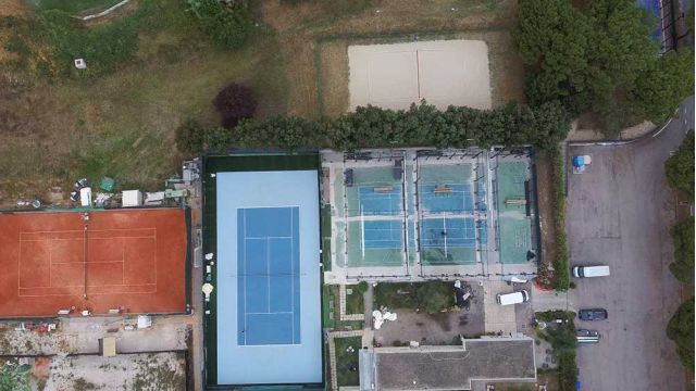 Si può convertire un campo da calcetto in più campi da padel? Quanti ce ne stanno?