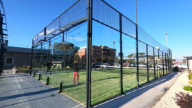 campo padel in spiaggia