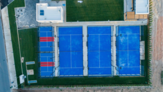 campo padel con vetro a norma vista dall'alto